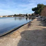 招待所 Suric